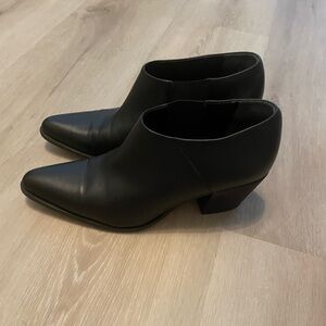 Vince Black Ankle pointed toe Booties